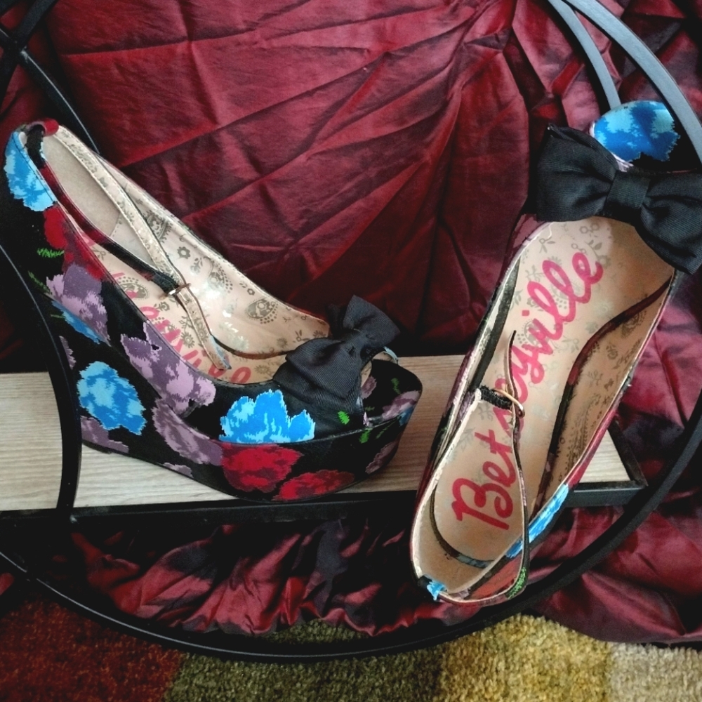 Betseyville Wedges - Picture 5 of 6
